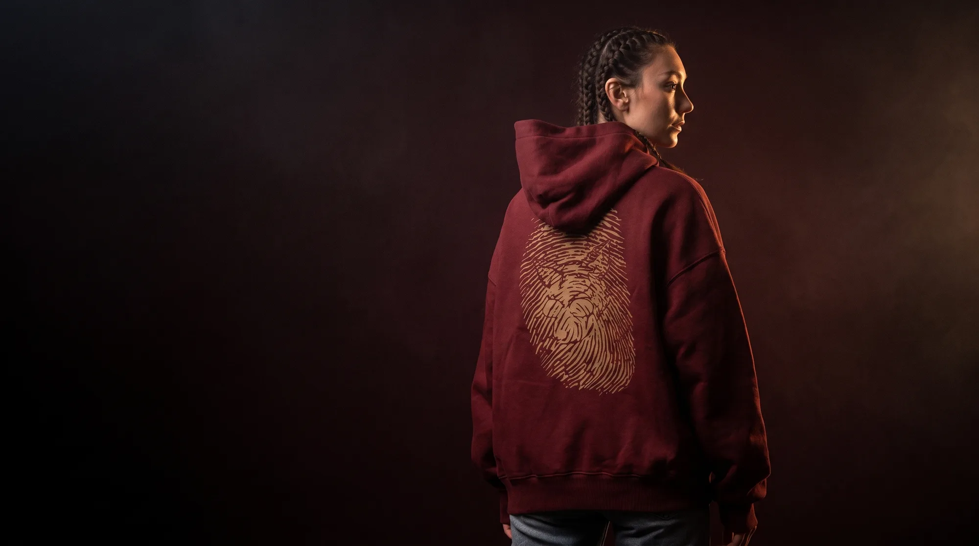 Rückansicht des hoodie syrah mit Wolf-Fingerabdruck-Print
